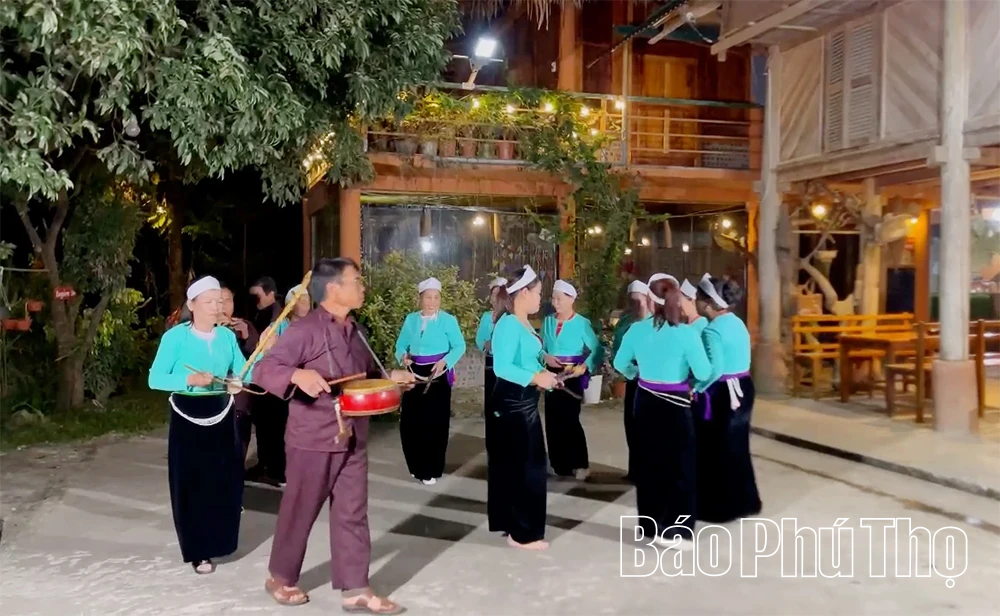 Chàng trai Mường và khát vọng giữ hồn bản bên Vịnh Hiền Lương