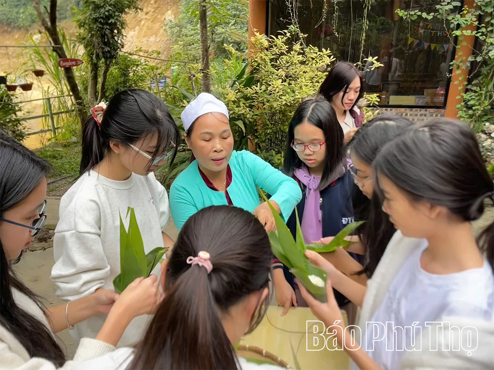 Chàng trai Mường và khát vọng giữ hồn bản bên Vịnh Hiền Lương