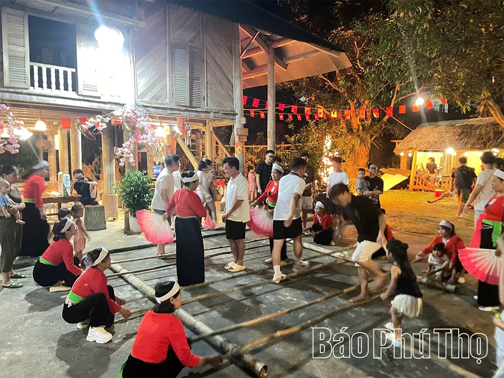 Chàng trai Mường và khát vọng giữ hồn bản bên Vịnh Hiền Lương