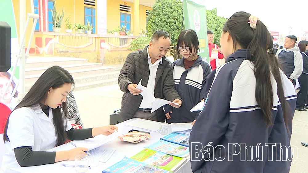 Ngày hội việc làm - hướng nghiệp xã Yên Kỳ