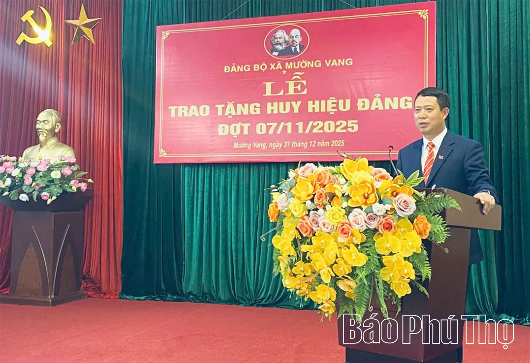 Trao Huy hiệu 50 năm tuổi Đảng cho đảng viên