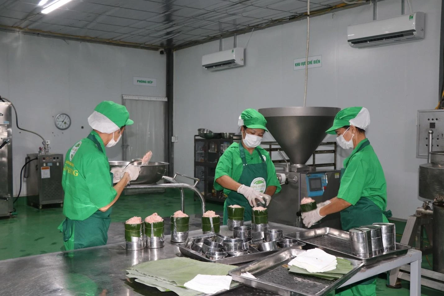 Sáng Nhung làm nên thương hiệu từ chăn nuôi lợn “thảo dược”