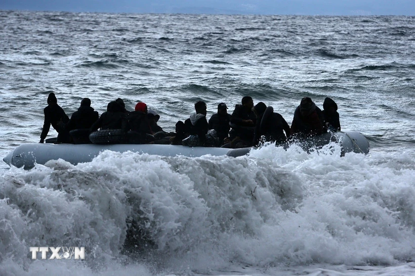 Lật thuyền chở hơn 200 người di cư trên Đại Tây Dương