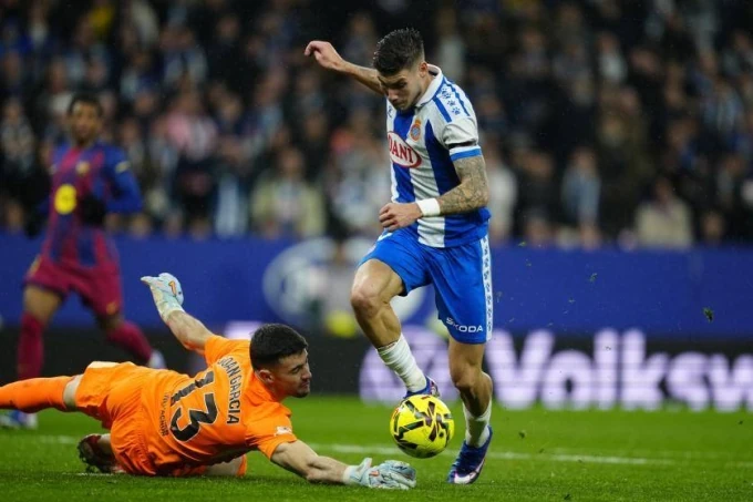 10 phút cuối bùng nổ mang về ba điểm cho Barca