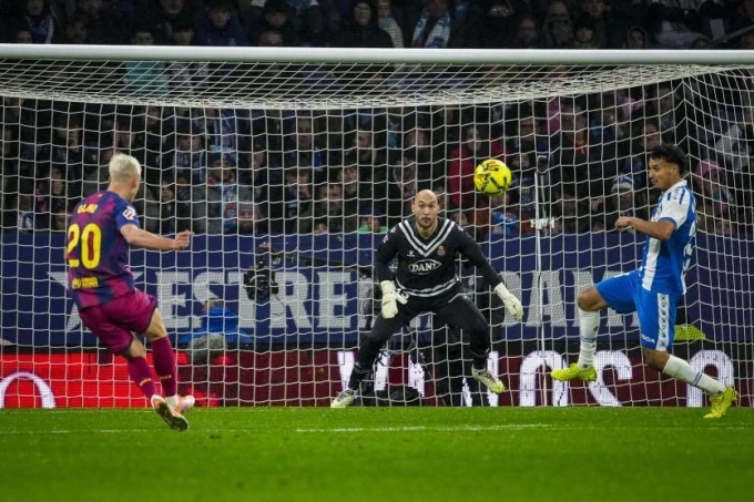 10 phút cuối bùng nổ mang về ba điểm cho Barca