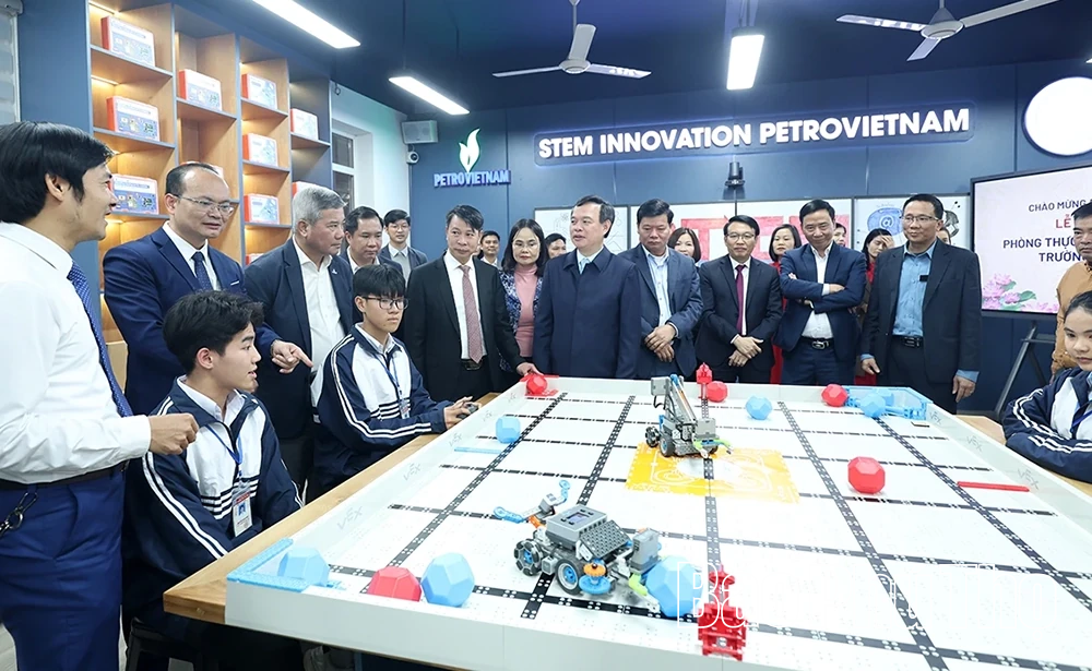 Khánh thành phòng thực hành giáo dục STEM chuẩn quốc tế tại Trường THPT Hạ Hòa