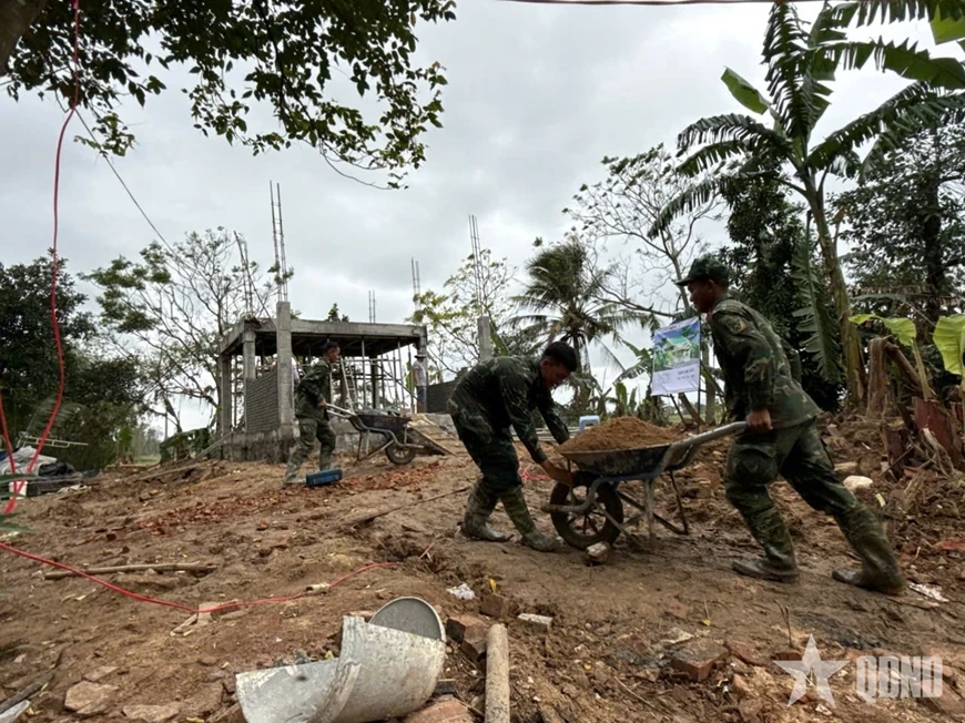 Các đơn vị trên địa bàn Quân khu 5 tham gia “Chiến dịch Quang Trung”: Xây nhà, xây niềm tin trong dân