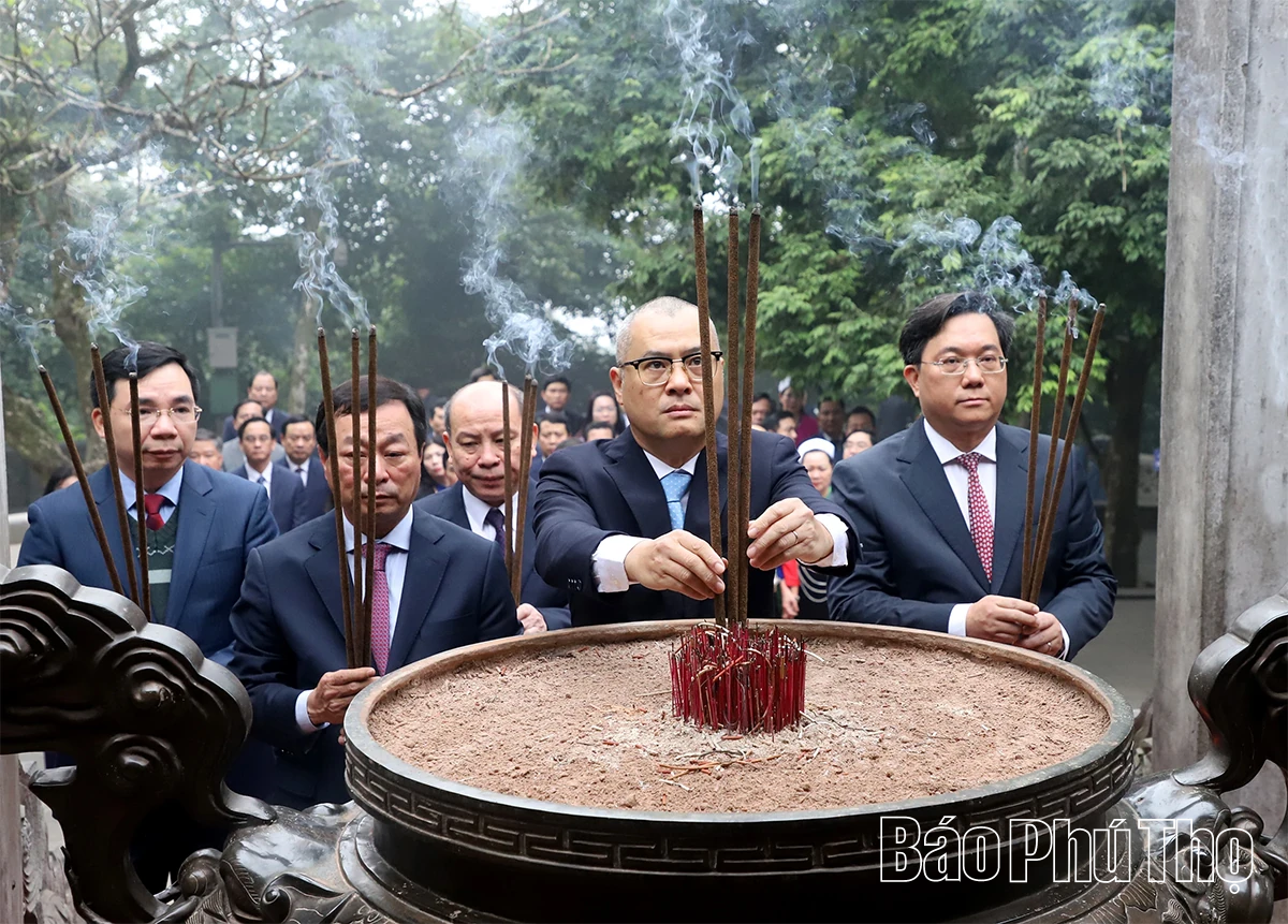 Đoàn đại biểu Đảng bộ tỉnh Phú Thọ dâng hương tưởng niệm các Vua Hùng trước thềm Đại hội XIV của Đảng