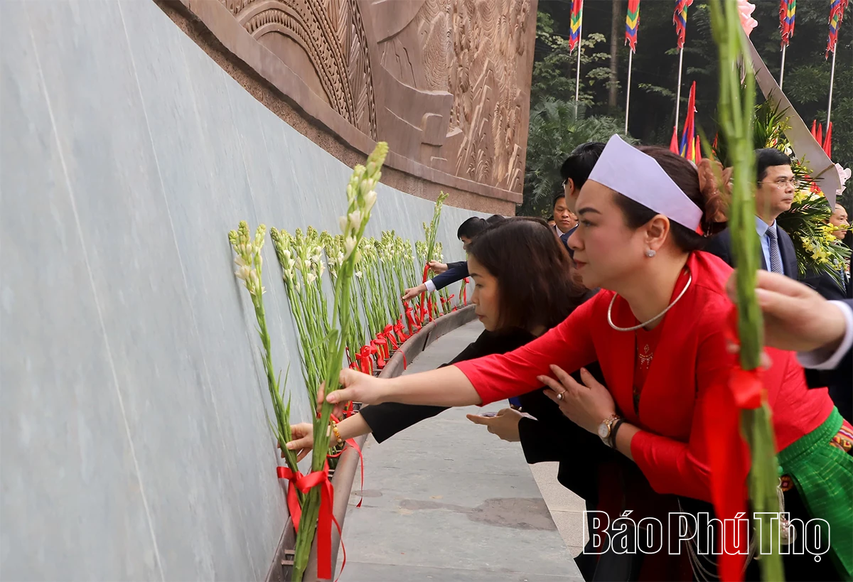 Đoàn đại biểu Đảng bộ tỉnh Phú Thọ dâng hương tưởng niệm các Vua Hùng trước thềm Đại hội XIV của Đảng