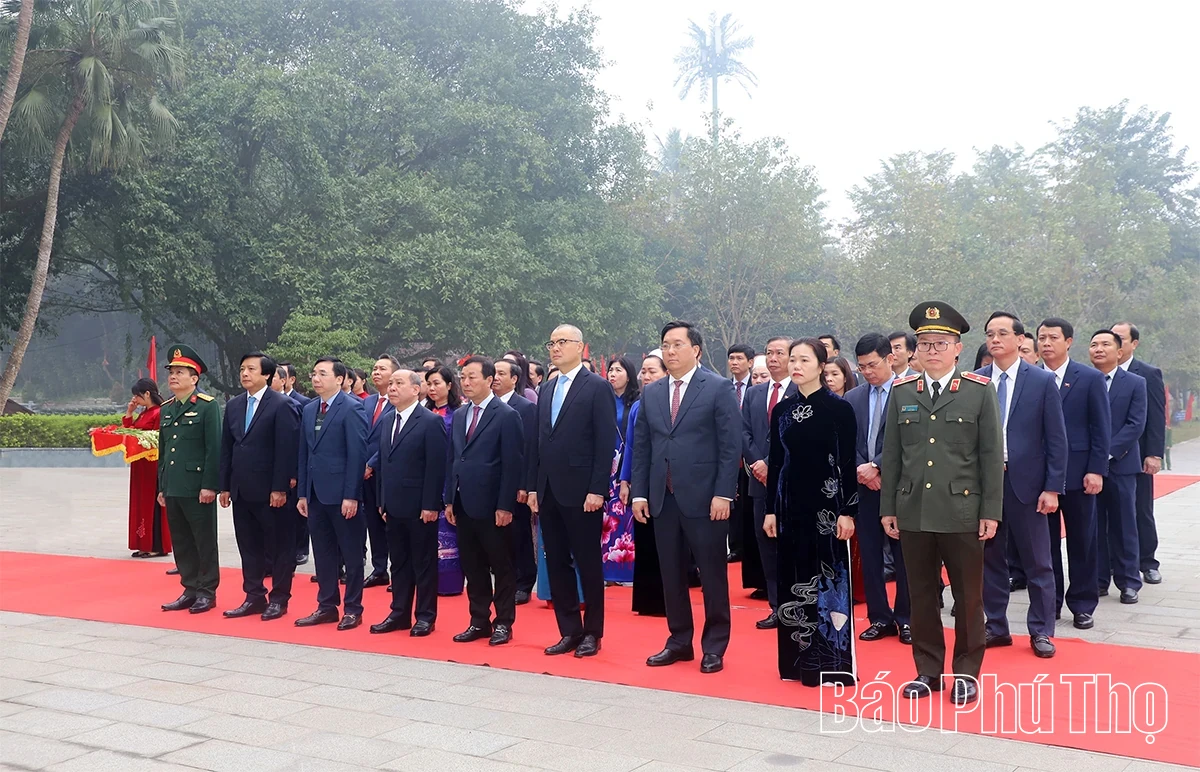 Đoàn đại biểu Đảng bộ tỉnh Phú Thọ dâng hương tưởng niệm các Vua Hùng trước thềm Đại hội XIV của Đảng