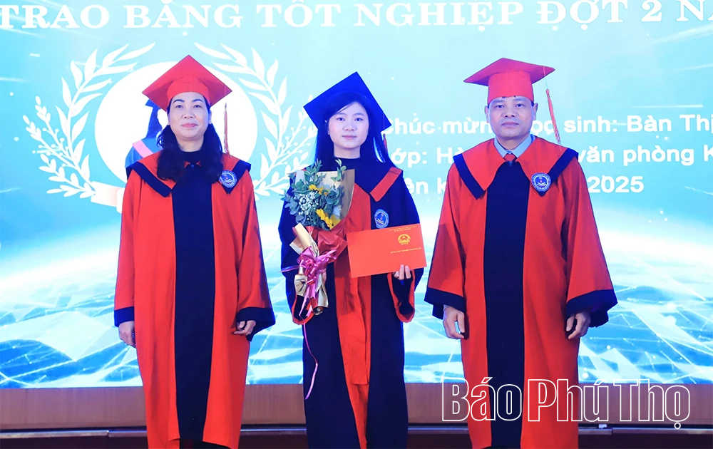 Trường Cao đẳng kinh tế - Kỹ thuật Hòa Bình tổ chức bế giảng và trao bằng tốt nghiệp trung cấp K25