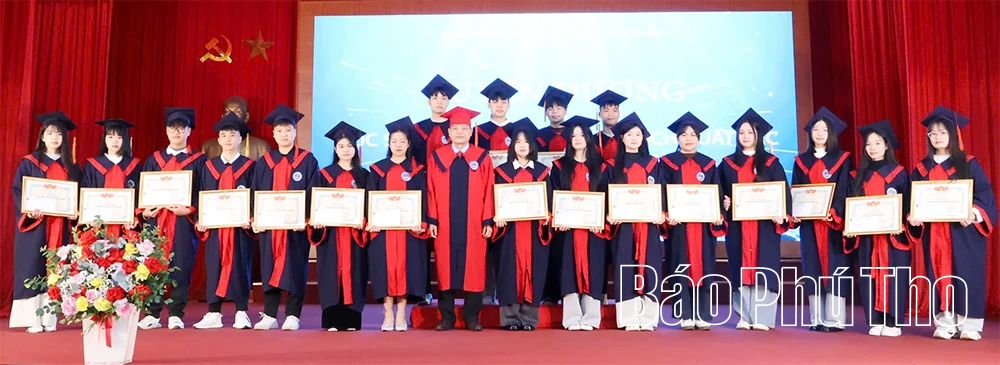 Trường Cao đẳng kinh tế - Kỹ thuật Hòa Bình tổ chức bế giảng và trao bằng tốt nghiệp trung cấp K25