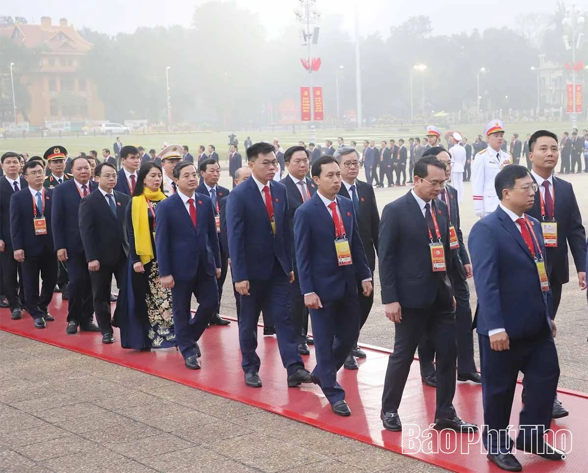 Đại biểu dự Đại hội XIV của Đảng vào Lăng viếng Chủ tịch Hồ Chí Minh