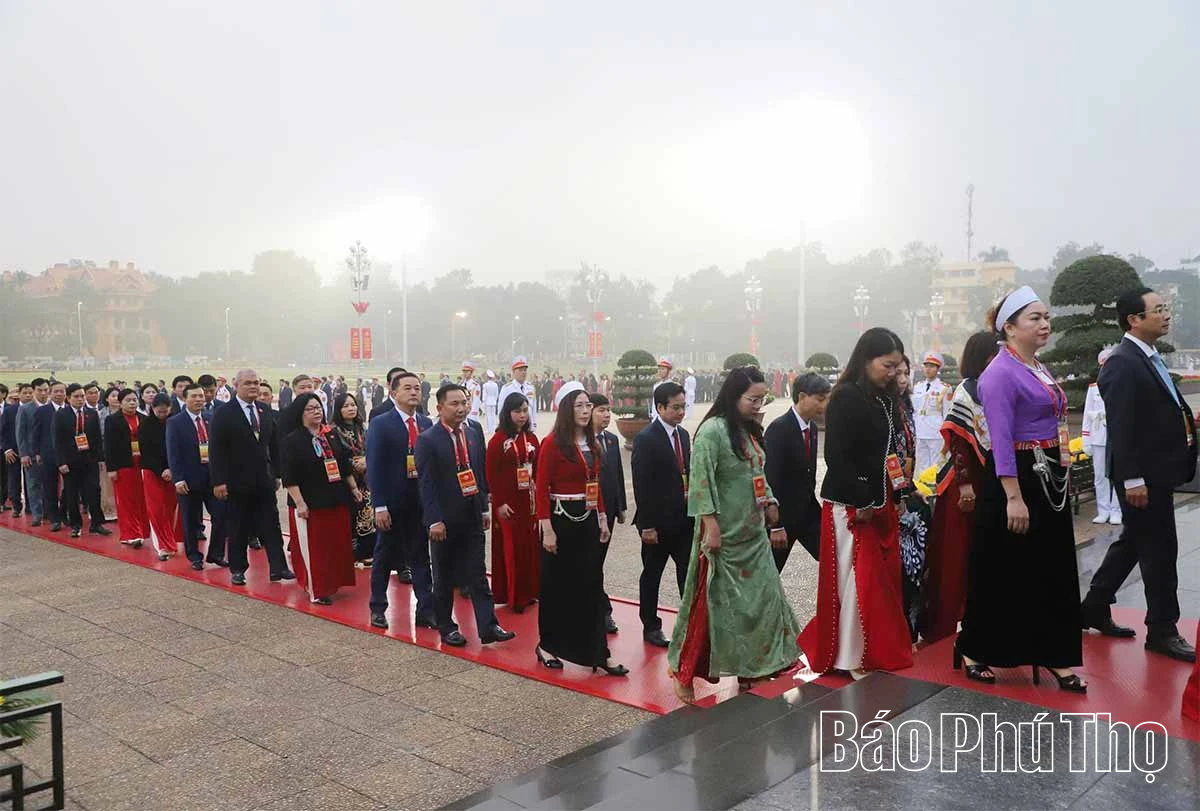 Đại biểu dự Đại hội XIV của Đảng vào Lăng viếng Chủ tịch Hồ Chí Minh