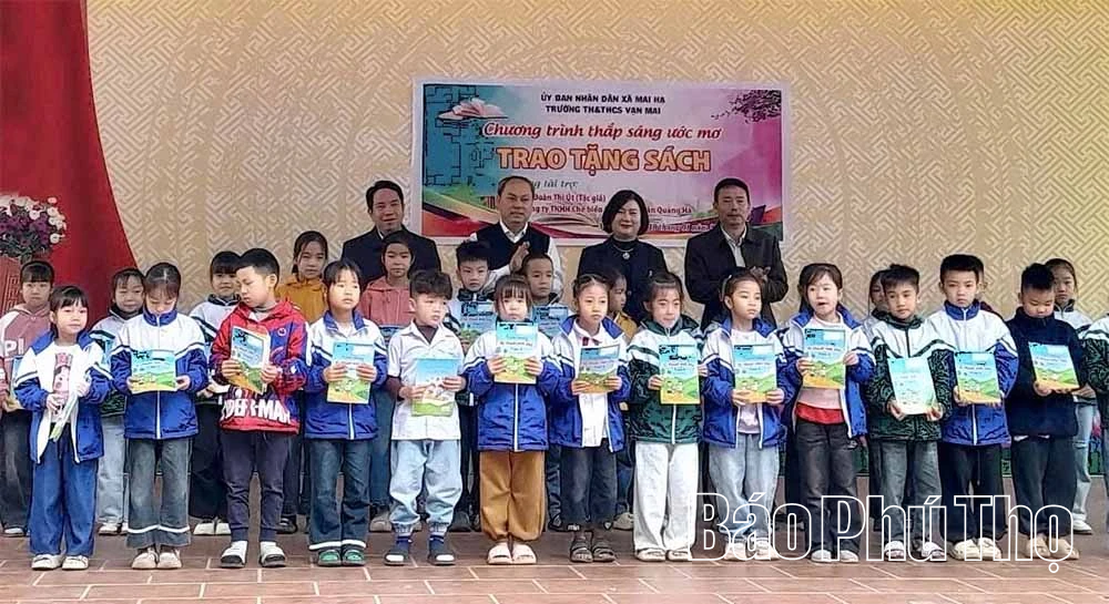 Trao 1.000 cuốn sách Kỹ thuật viết chữ tròn ly tặng học sinh tiểu học