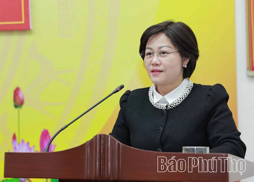 Trao Huy hiệu 30 năm tuổi Đảng cho 2 đảng viên