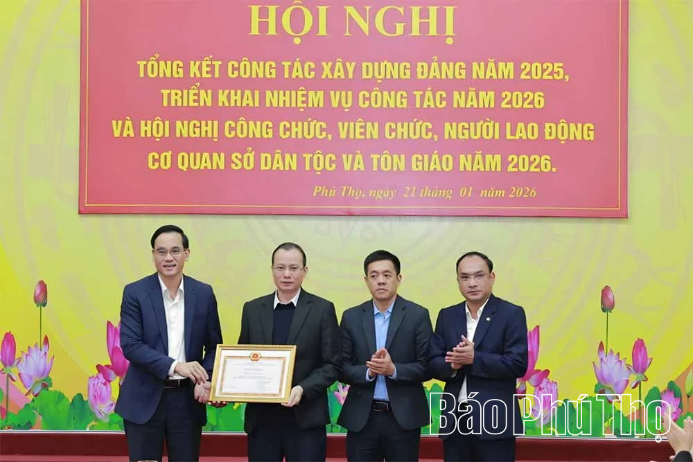 Trao Huy hiệu 30 năm tuổi Đảng cho 2 đảng viên