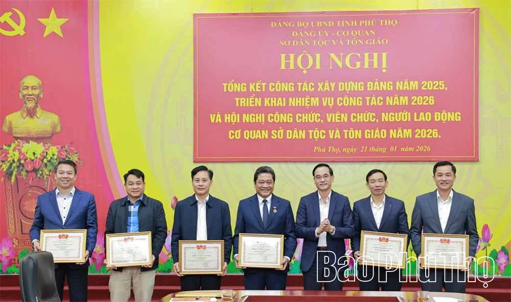 Trao Huy hiệu 30 năm tuổi Đảng cho 2 đảng viên