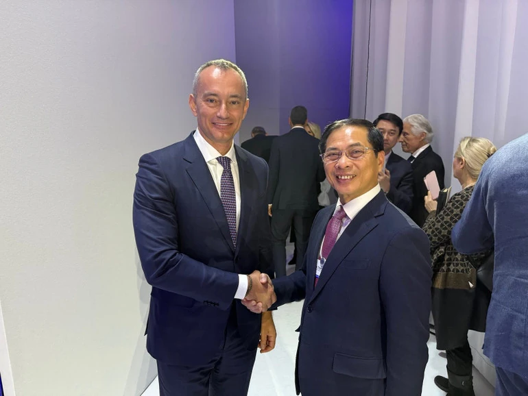 Phó Thủ tướng Bùi Thanh Sơn tham dự Lễ ký Hiến chương Hội đồng Hòa bình về chấm dứt xung đột tại Dải Gaza