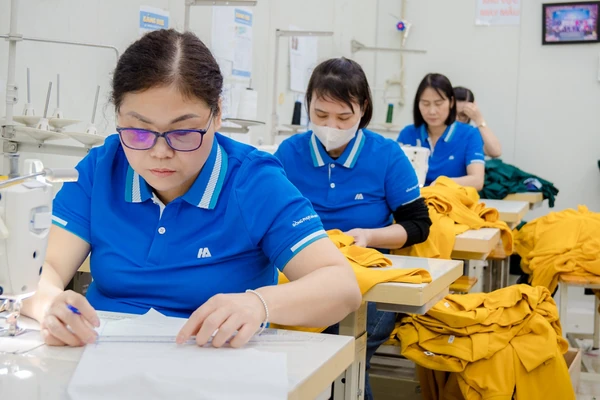 Đồng phục may sẵn: Lựa chọn mới của doanh nghiệp hiện đại