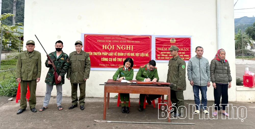 Phòng Cảnh sát Quản lý hành chính về trật tự xã hội tặng quà các gia đình khó khăn