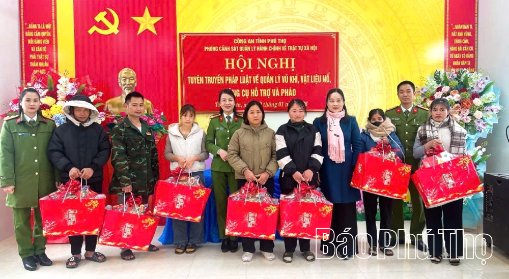 Phòng Cảnh sát Quản lý hành chính về trật tự xã hội tặng quà các gia đình khó khăn