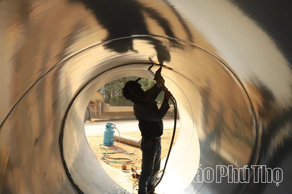 Nước rút thi công tuyến ống dẫn nước hồ Cánh Tạng