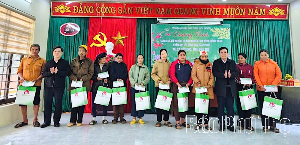 Trao 250 suất quà Tết tặng hộ nghèo, cận nghèo, gia đình chính sách tại 2 xã Quy Đức, Đà Bắc
