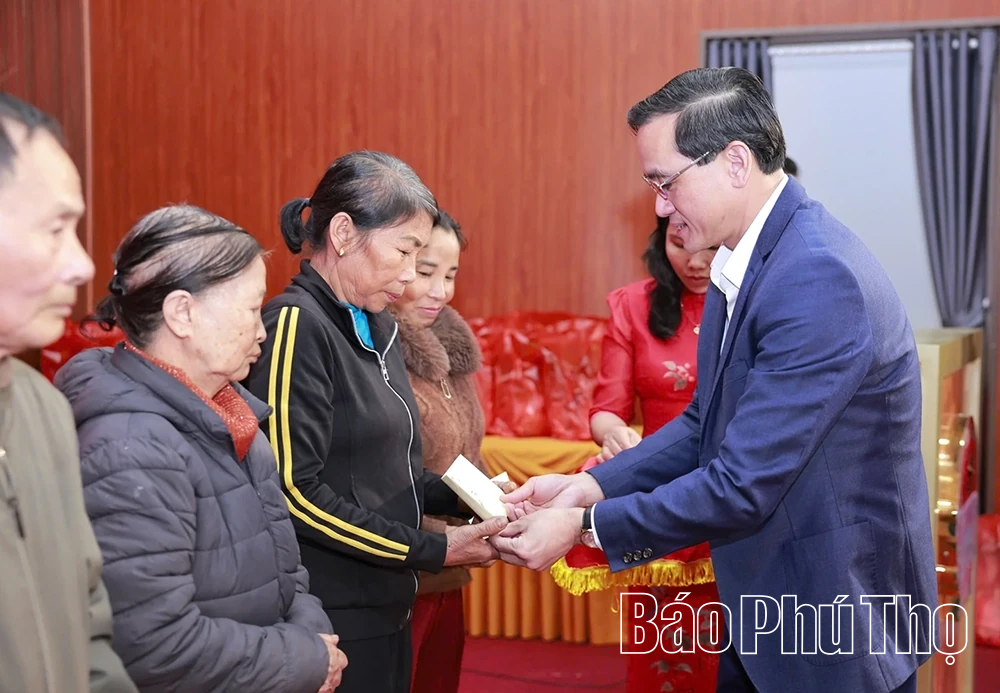 Tặng quà Tết hộ nghèo các xã Tu Vũ, Xuân Lũng và phường Nông Trang