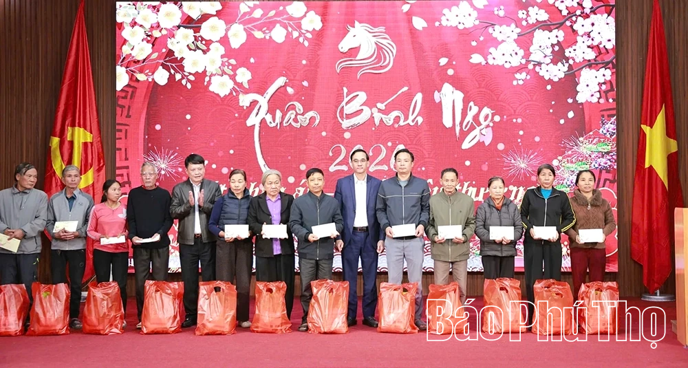 Tặng quà Tết hộ nghèo các xã Tu Vũ, Xuân Lũng và phường Nông Trang
