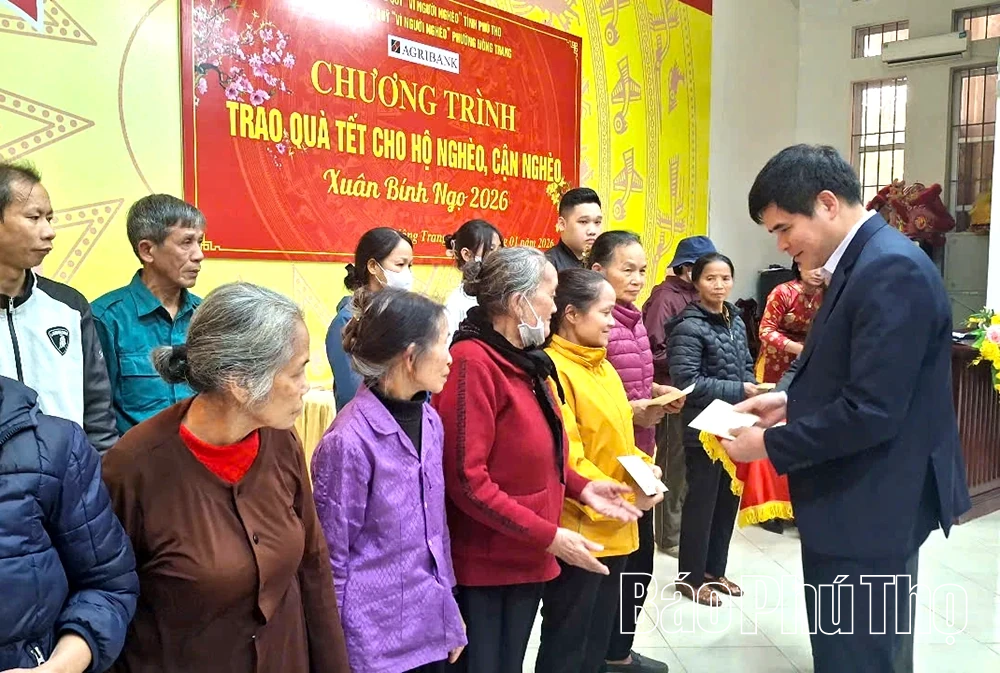 Tặng quà Tết hộ nghèo các xã Tu Vũ, Xuân Lũng và phường Nông Trang