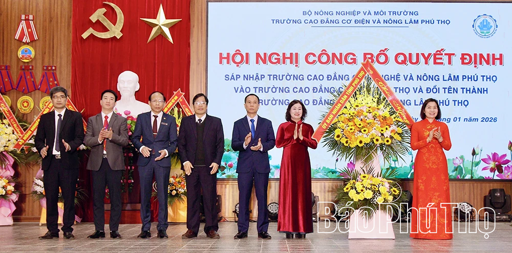 Lễ Công bố quyết định về tổ chức cán bộ Trường Cao đẳng Cơ điện và Nông Lâm Phú Thọ