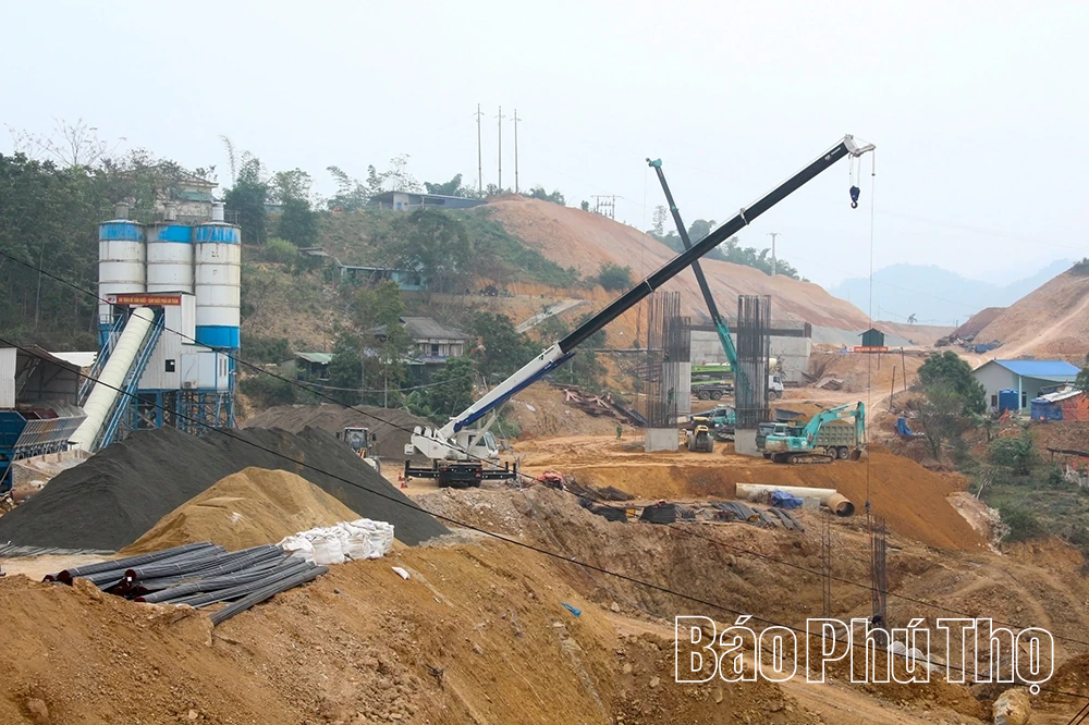 Đại công trường cao tốc Hòa Bình - Mộc Châu: Nơi Tết đến sớm