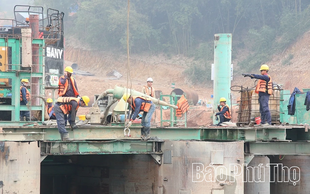 Đại công trường cao tốc Hòa Bình - Mộc Châu: Nơi Tết đến sớm