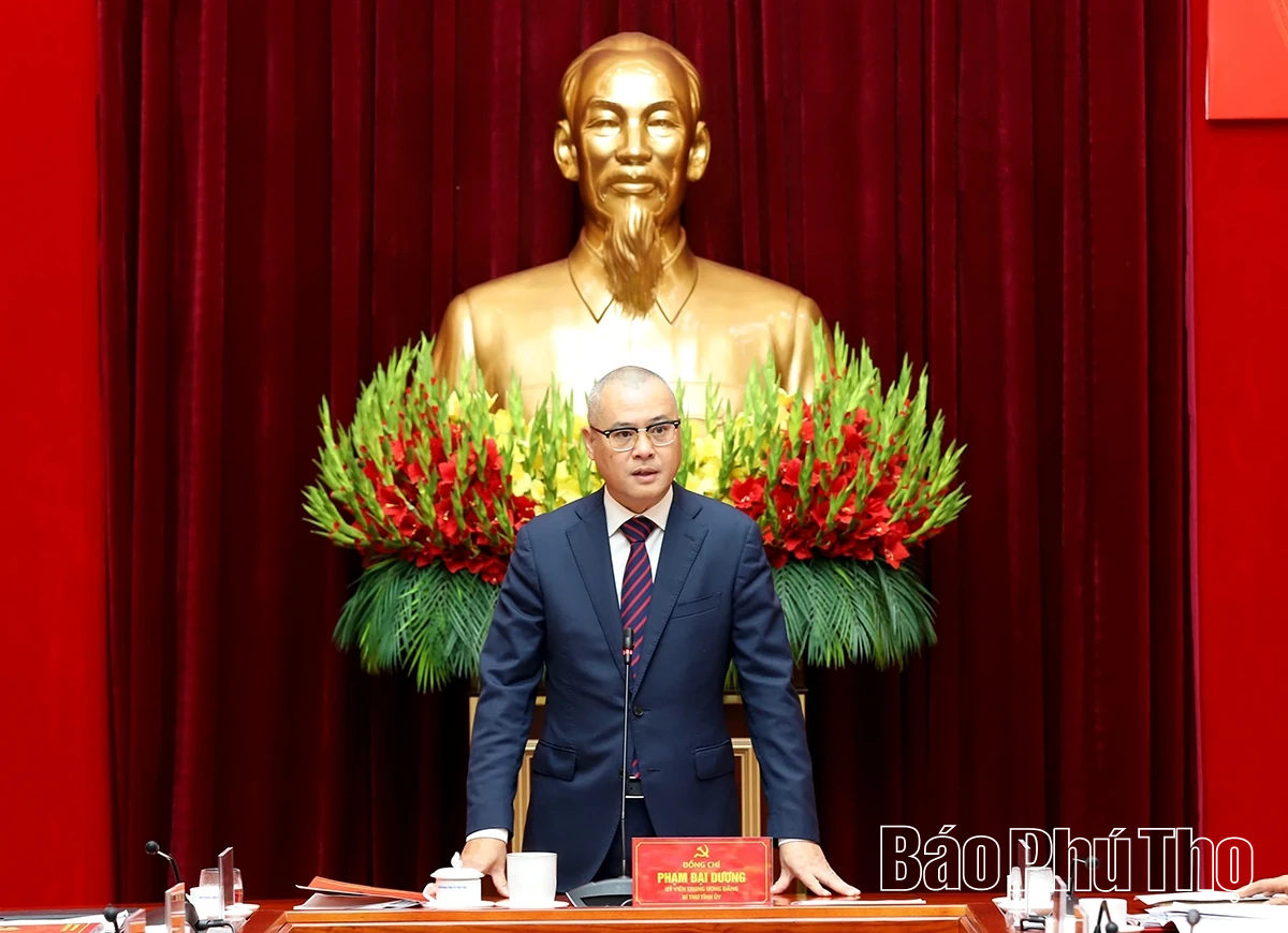 Trao Huy hiệu Đảng cho Thiếu tướng Nguyễn Đình Cương