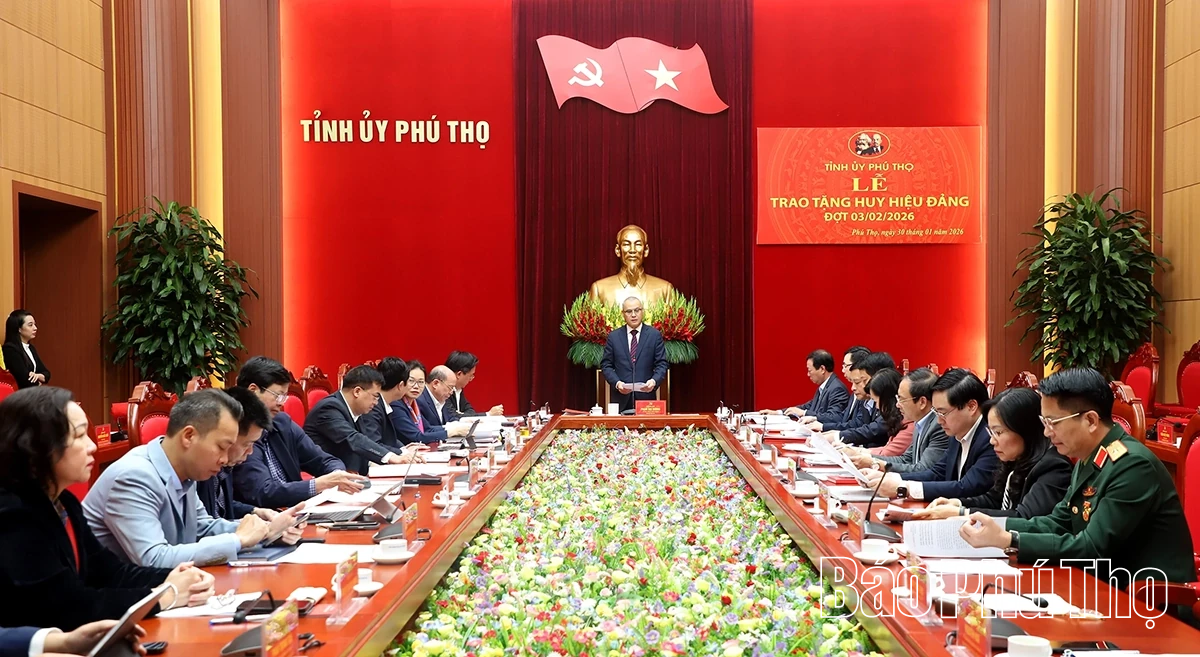 Trao Huy hiệu Đảng cho Thiếu tướng Nguyễn Đình Cương