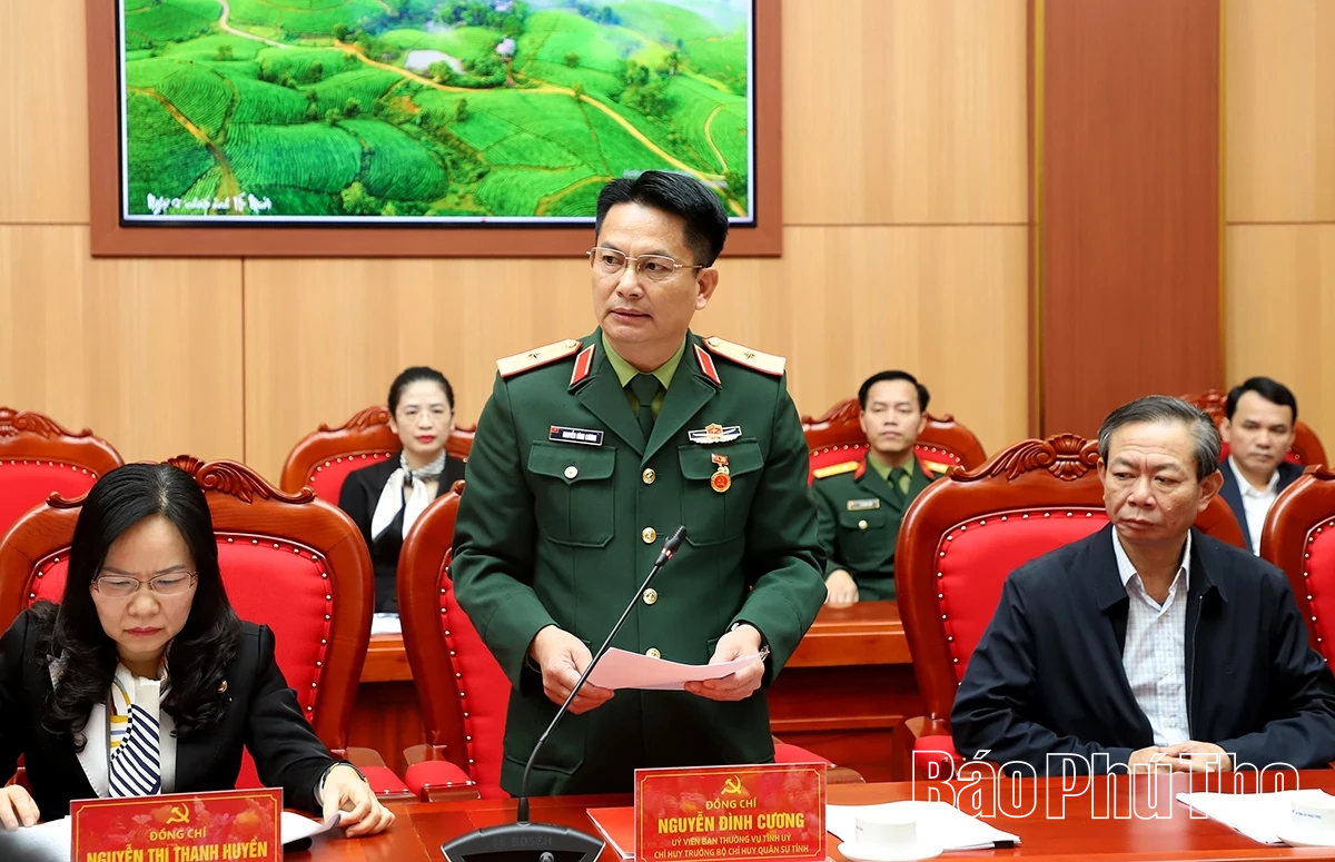 Trao Huy hiệu Đảng cho Thiếu tướng Nguyễn Đình Cương