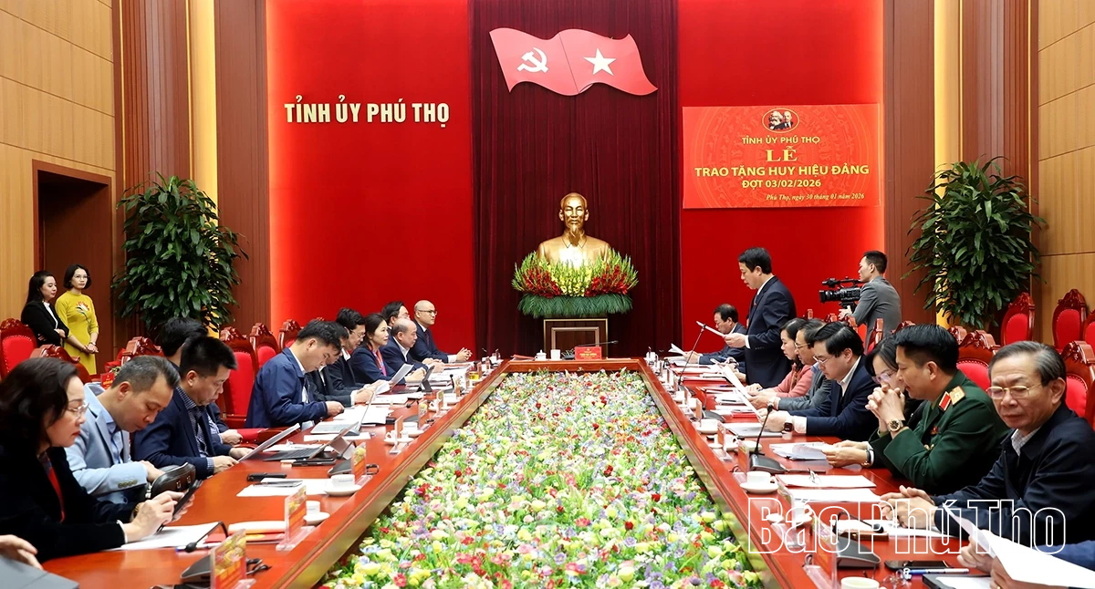 Trao Huy hiệu Đảng cho Thiếu tướng Nguyễn Đình Cương