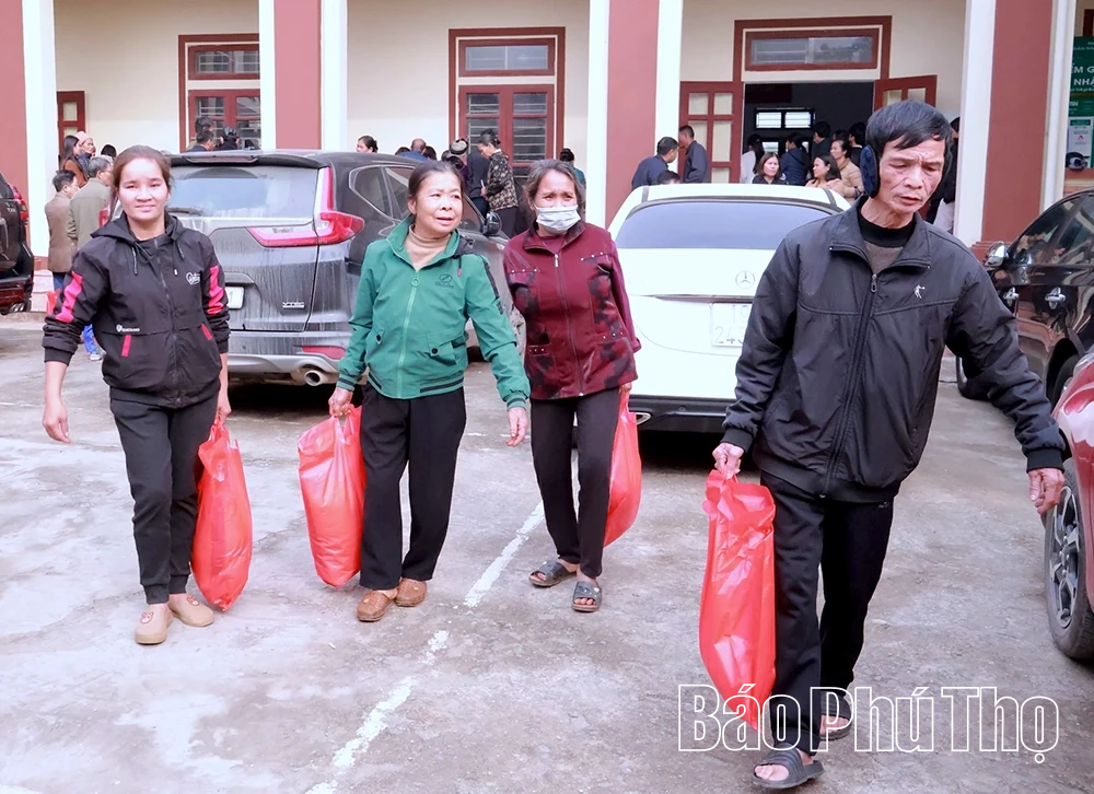 Hùng Việt chăm lo Tết cho người nghèo