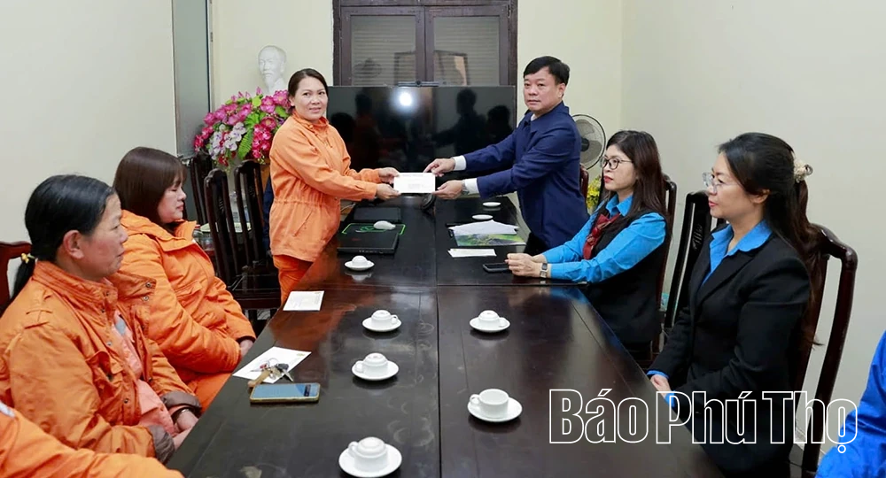 Công ty Điện lực Phú Thọ thăm, tặng quà Mẹ Việt Nam anh hùng, gia đình chính sách