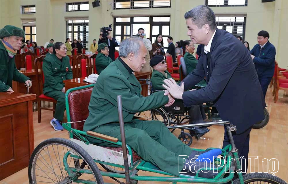 Thăm, tặng quà Trung tâm Điều dưỡng người có công