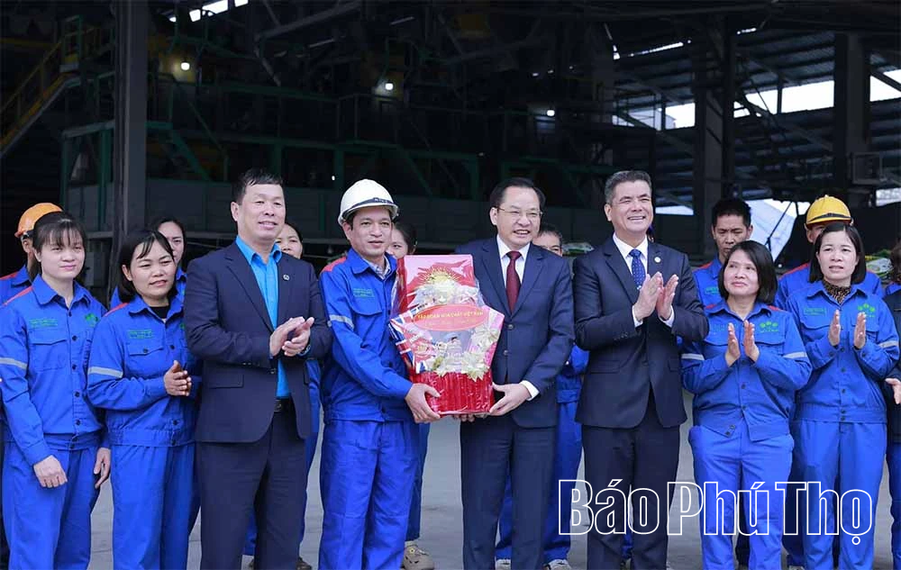 Tập đoàn Hoá chất Việt Nam thăm, chúc Tết và tặng quà cho người lao động