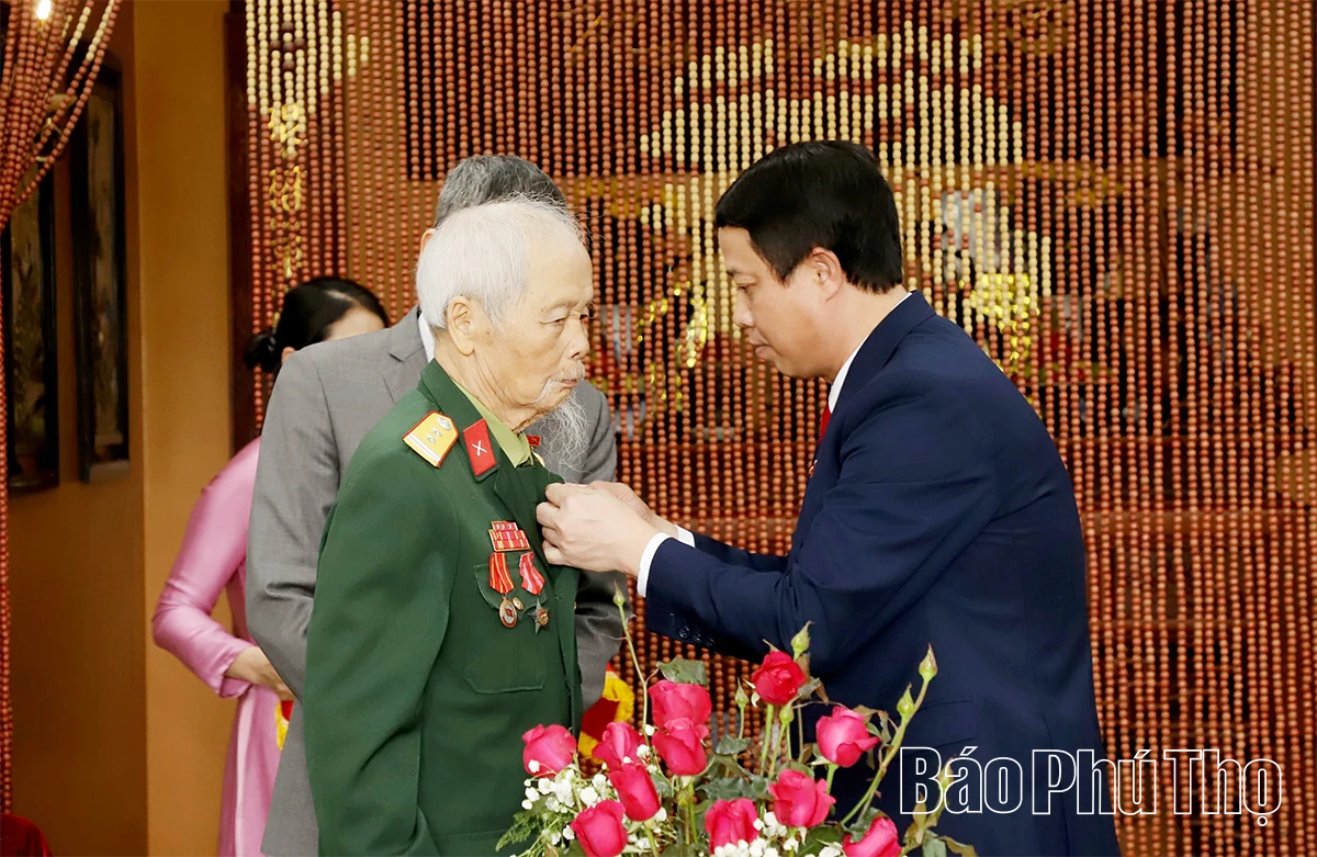 Đồng chí Trưởng Ban Tổ chức Tỉnh ủy Bùi Đình Thi trao tặng Huy hiệu 70 năm tuổi Đảng dịp 3/2