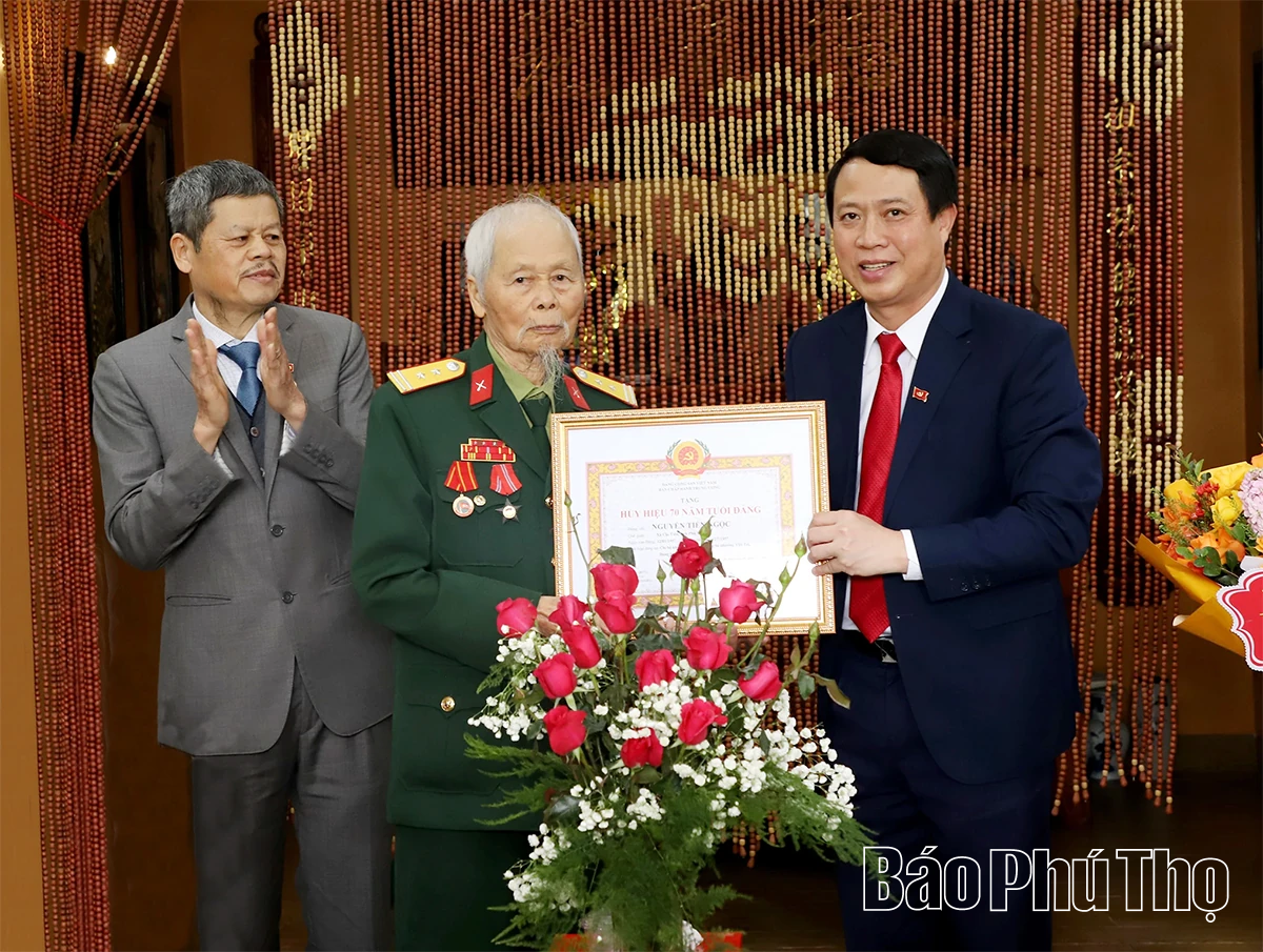 Đồng chí Trưởng Ban Tổ chức Tỉnh ủy Bùi Đình Thi trao tặng Huy hiệu 70 năm tuổi Đảng dịp 3/2
