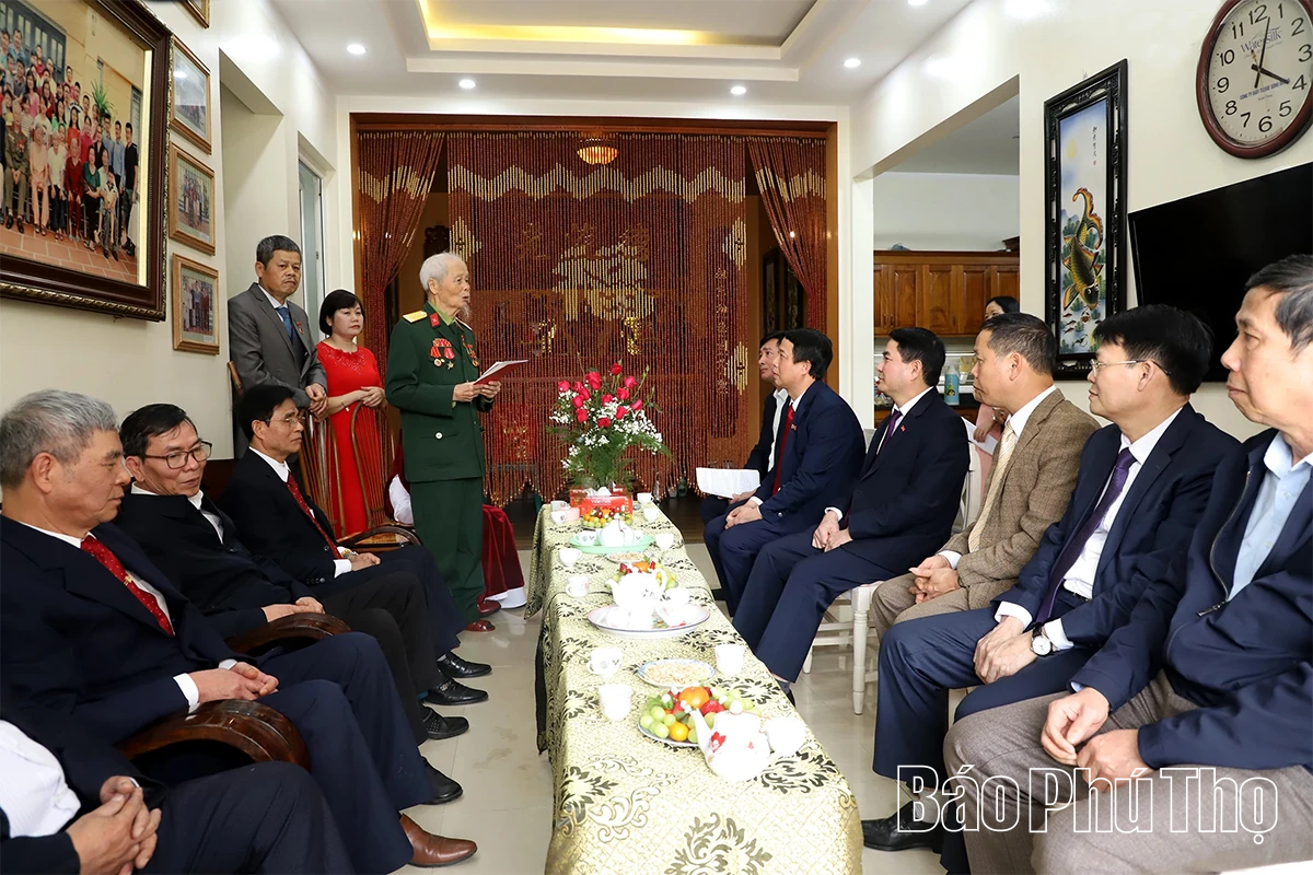 Đồng chí Trưởng Ban Tổ chức Tỉnh ủy Bùi Đình Thi trao tặng Huy hiệu 70 năm tuổi Đảng dịp 3/2