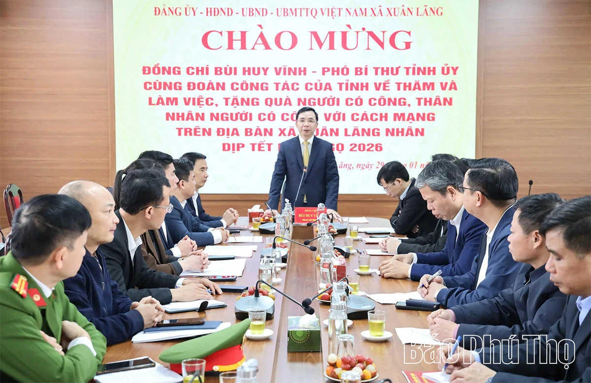 Phó Bí thư Tỉnh uỷ Bùi Huy Vĩnh tặng quà gia đình chính sách xã Xuân Lãng