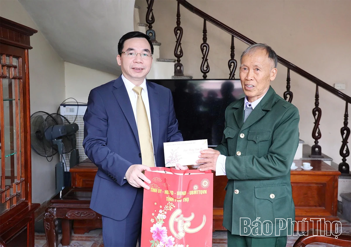 Phó Bí thư Tỉnh uỷ Bùi Huy Vĩnh tặng quà gia đình chính sách xã Xuân Lãng