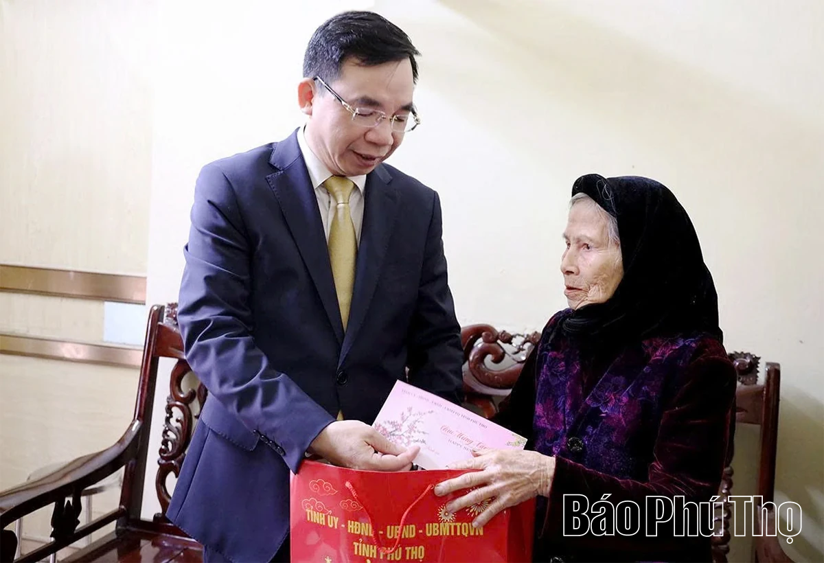 Phó Bí thư Tỉnh uỷ Bùi Huy Vĩnh tặng quà gia đình chính sách xã Xuân Lãng