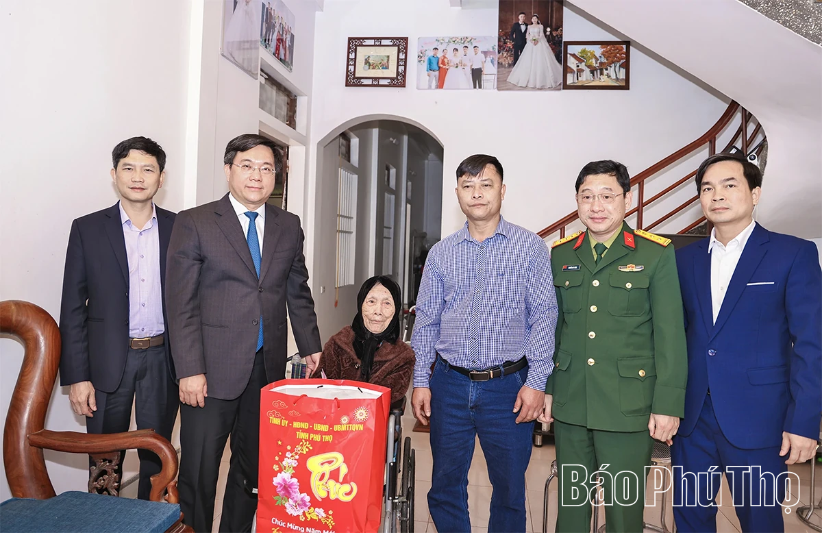 Chủ tịch UBND tỉnh Trần Duy Đông thăm, tặng quà Tết gia đình người có công tại xã Bình Nguyên