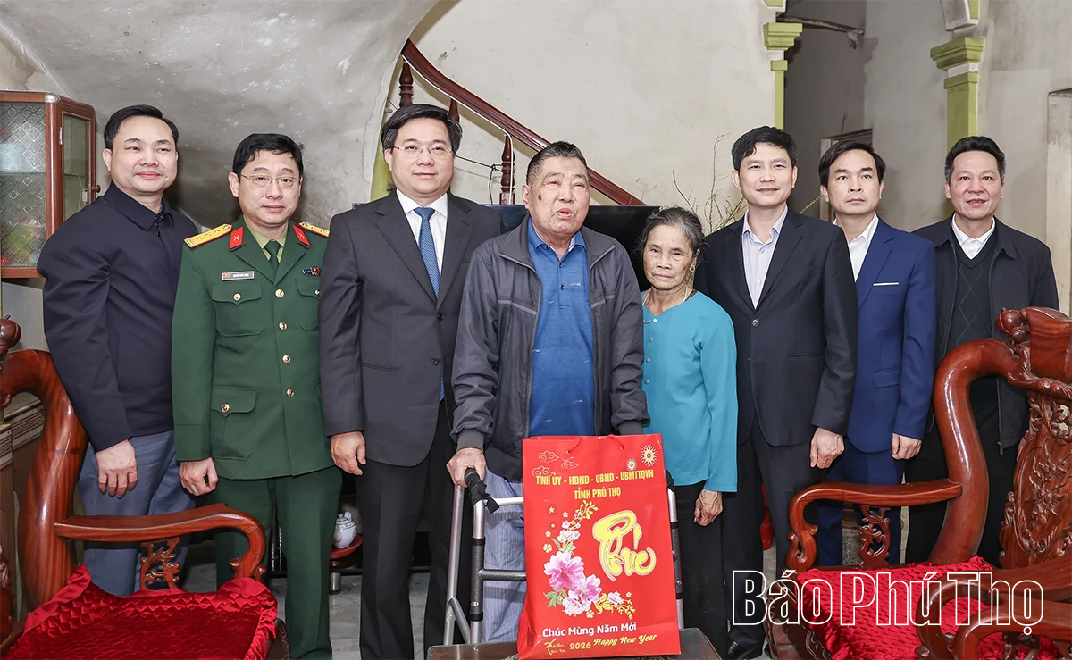 Chủ tịch UBND tỉnh Trần Duy Đông thăm, tặng quà Tết gia đình người có công tại xã Bình Nguyên